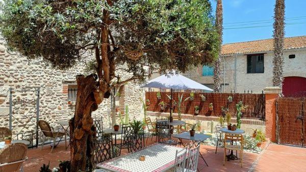 El Castell Embruixat Hotel Saint-Hippolyte  Bagian luar foto
