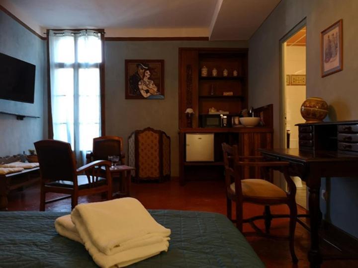 El Castell Embruixat Hotel Saint-Hippolyte  Bagian luar foto